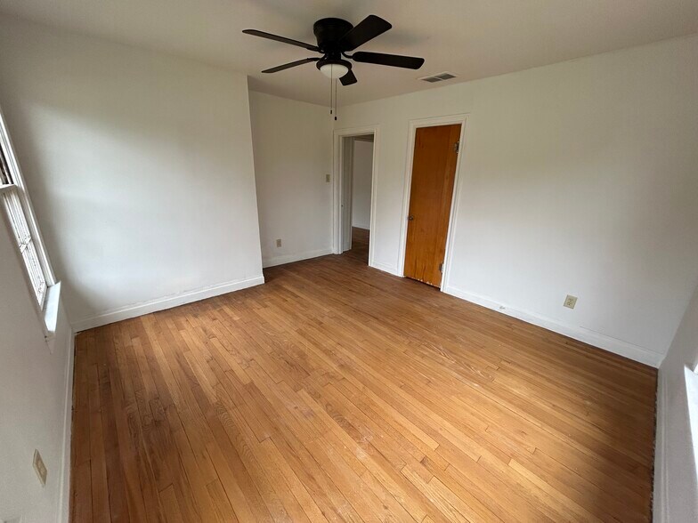 More Photos Of 404 N Henderson Blvd, Kilgore Office For Lease