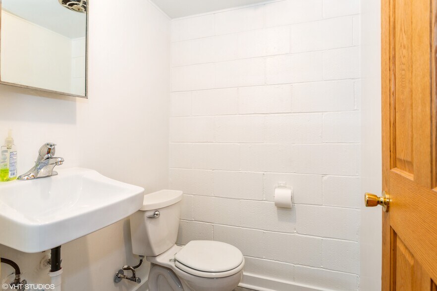 More Photos Of 7331 Ridgeway Ave, Skokie Showroom For Lease