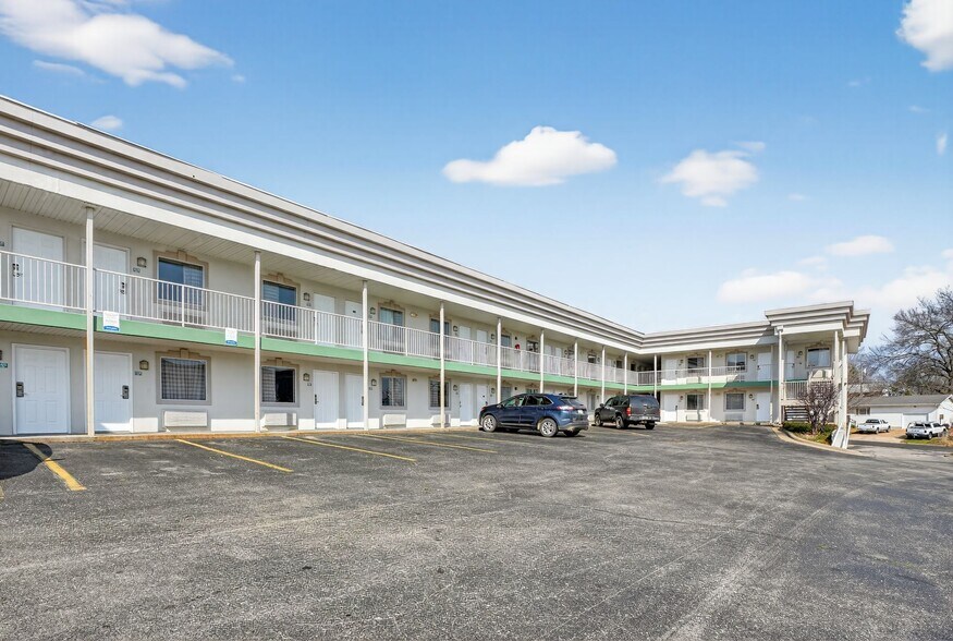 More Photos Of 1835 W Highway 76, Branson Hotel For Sale