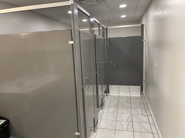 More Photos Of 180 Hollywood Dr, Butler Manufacturing For Lease