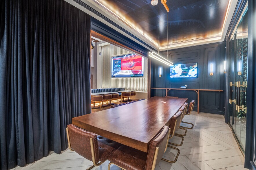 More Photos Of 2323 Victory Ave, Dallas Office For Lease