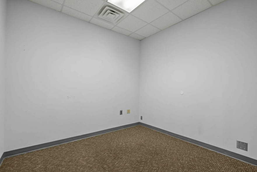 More Photos Of 2909 Market St, Wilmington Office For Sale