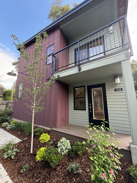 More Photos Of 228 21st Ave E, Seattle Multifamily For Sale