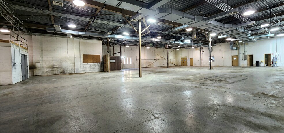 More Photos Of 70 Air Park Dr, Ronkonkoma Manufacturing For Lease
