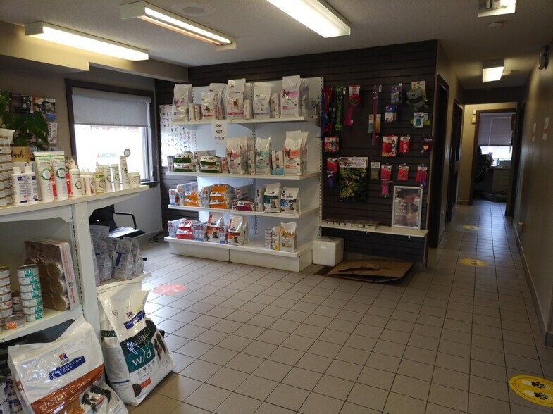 More Photos Of 421 Dundas St E, Whitby Freestanding For Lease