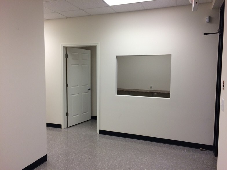 More Photos Of 2231 NW Broad St, Murfreesboro Showroom For Lease