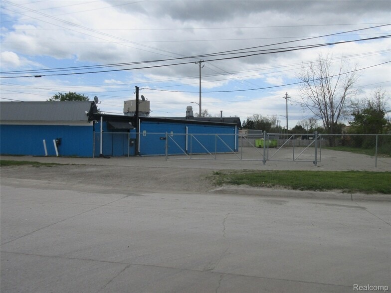 More Photos Of 21665 Groesbeck Hwy, Warren Office For Sale