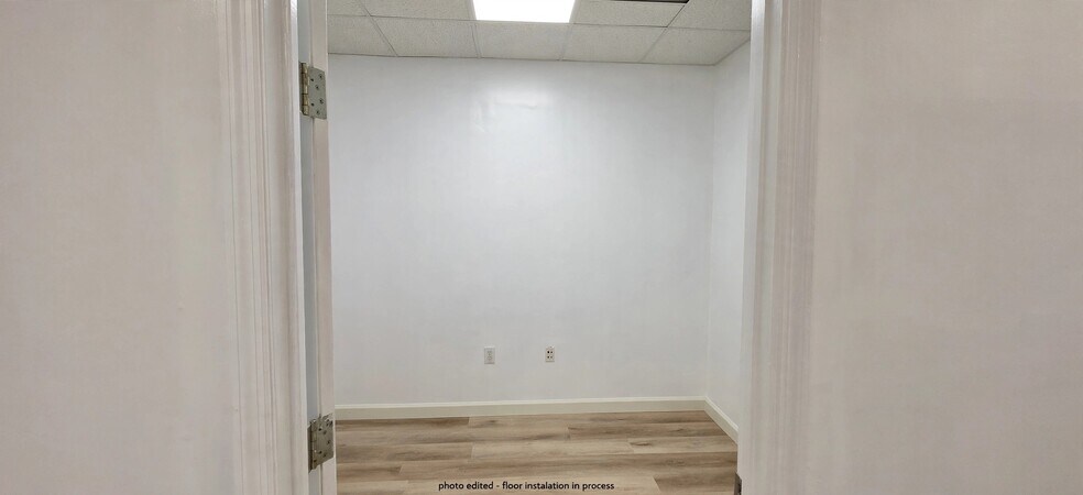 More Photos Of 7810 Kingspointe Pky, Orlando Warehouse For Lease