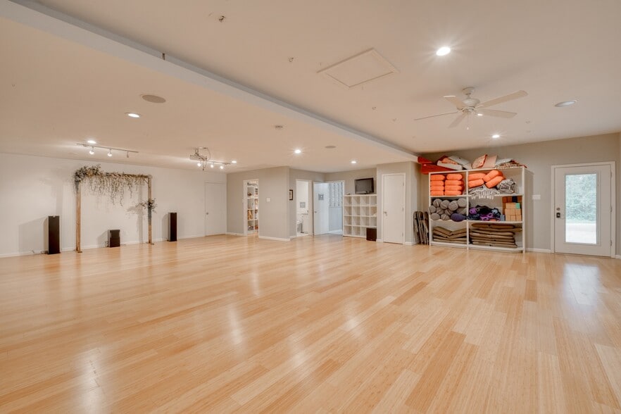 More Photos Of 13803 Ann Pl, Austin Office For Sale