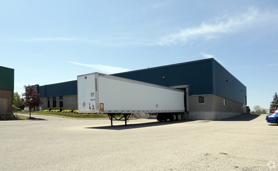 More Photos Of 216 Bathurst Dr, Waterloo Flex For Lease