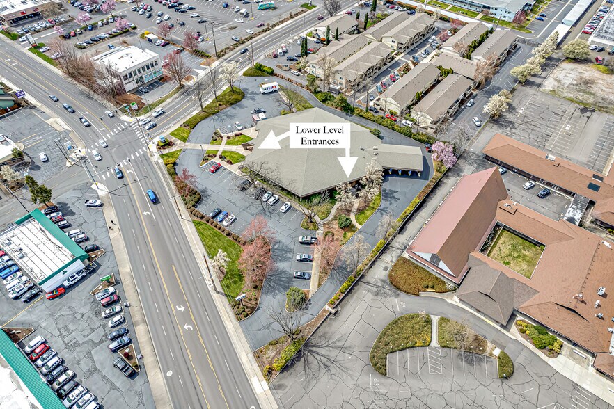 More Photos Of 601 Crater Lake Ave, Medford Bank For Lease