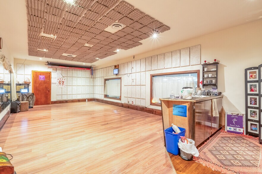 More Photos Of 40-42 Rue Wellington N, Sherbrooke Storefront Retail Office For Sale