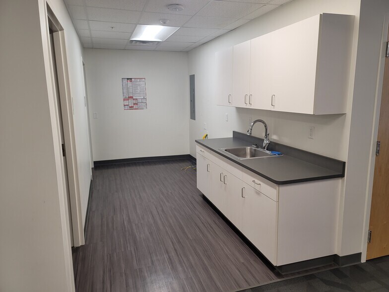 More Photos Of 261 N 4th St, Springfield Flex For Lease