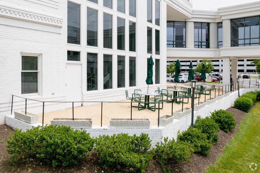 More Photos Of 800 Prides Crossing, Newark Unknown For Lease