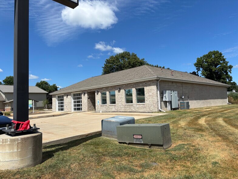 More Photos Of 11 Cottonwood Dr, Chatham Specialty For Lease