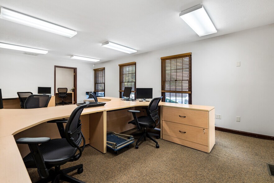 More Photos Of 830 E Franklin St, Centerville Medical For Sale