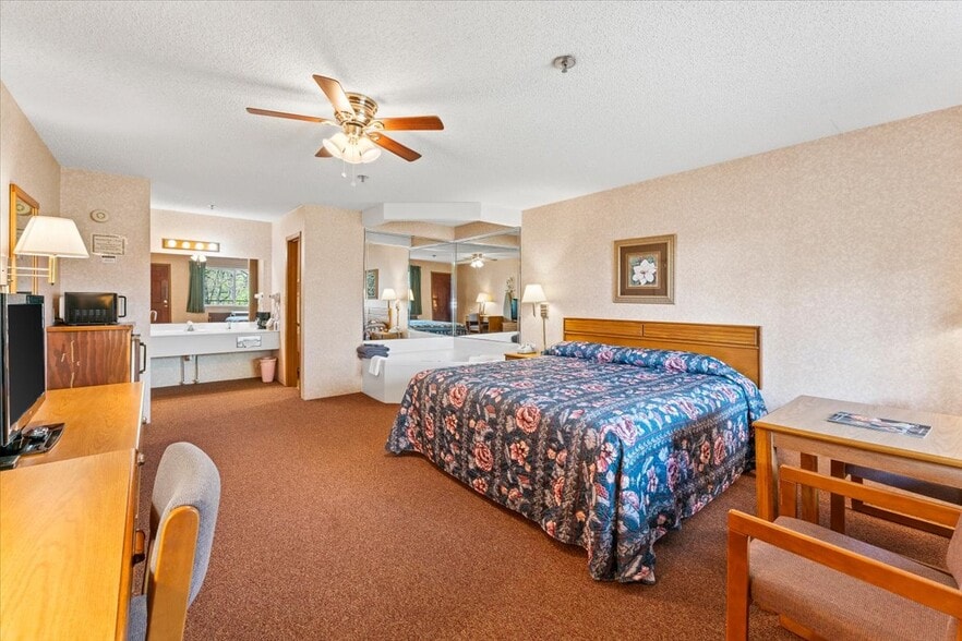 More Photos Of 3043 E Van Buren, Eureka Springs Hotel For Sale