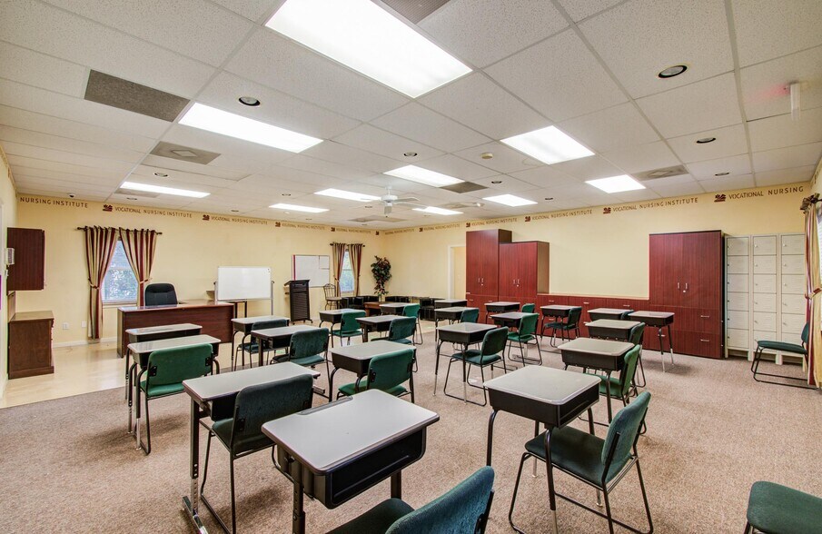 More Photos Of 11201 Steeplepark Dr, Houston Office Residential For Sale