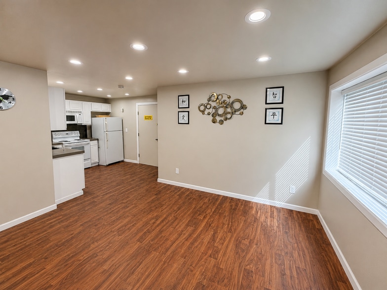 More Photos Of 1002 Central Ave N, Kent Showroom For Sale