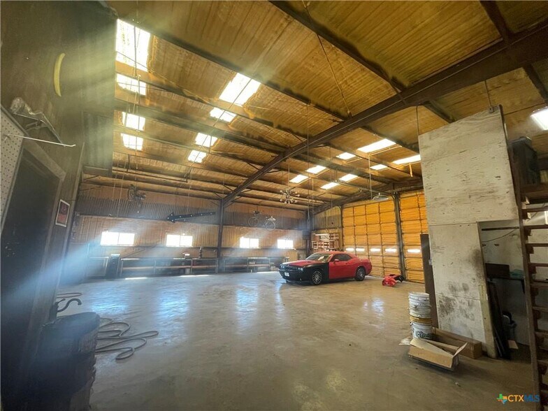 More Photos Of 107 10th St, Lampasas General Retail For Sale