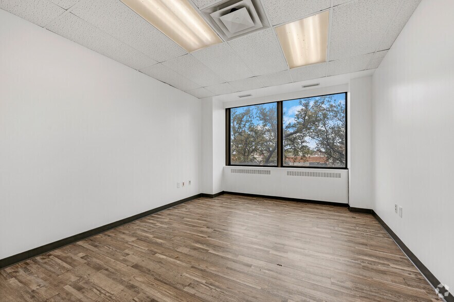 More Photos Of 400 S Zang Blvd, Dallas Office For Lease