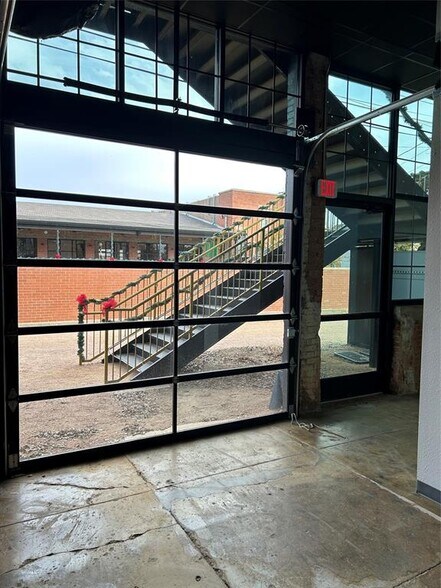 More Photos Of 141 Oak St, Abilene Storefront Retail Office For Lease