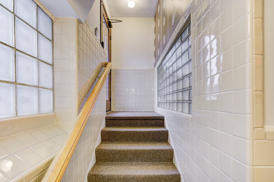 More Photos Of 8750 W 9 Mile Rd, Oak Park Office Residential For Lease