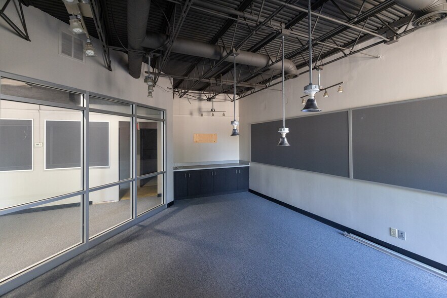 More Photos Of 5600-5628 Lincoln Dr, Edina Light Distribution For Lease