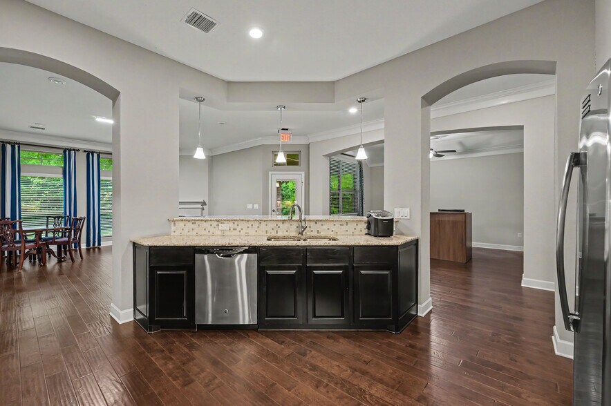 More Photos Of 5155 W Davis St, Conroe Medical For Lease