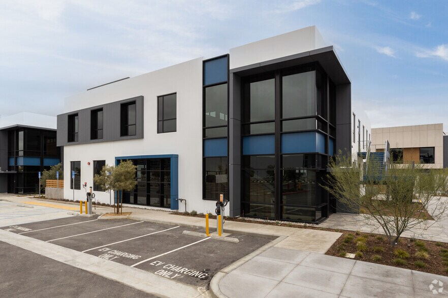 More Photos Of 3071-3075 N Hollywood Way, Burbank Loft Creative Space For Sale