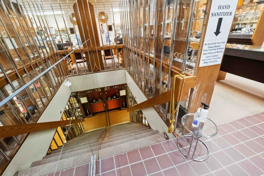 More Photos Of 431 Bank St, Ottawa General Retail For Sale