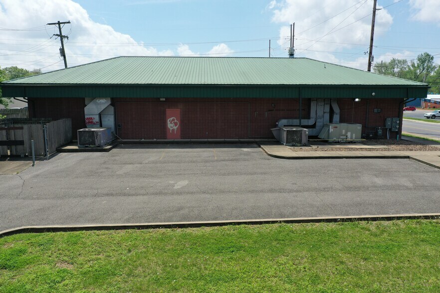 More Photos Of 2000 Covert Ave, Evansville Freestanding For Lease