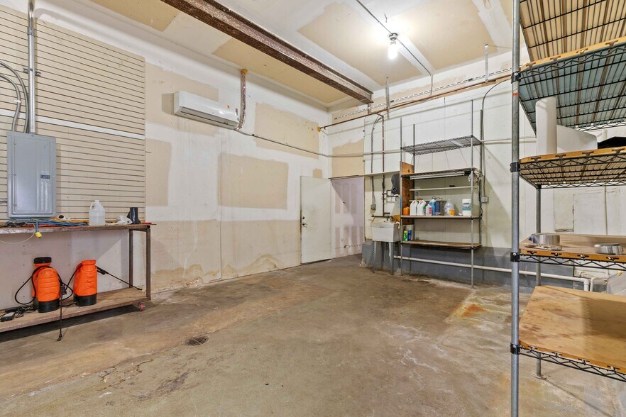 More Photos Of 6835 Tujunga Ave, North Hollywood Warehouse For Lease