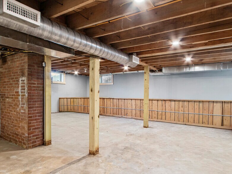 More Photos Of 506 W Main St, Burnsville Freestanding For Sale