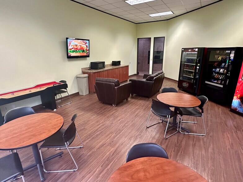 More Photos Of 9101 Lyndon B Johnson Fwy, Dallas Office For Lease