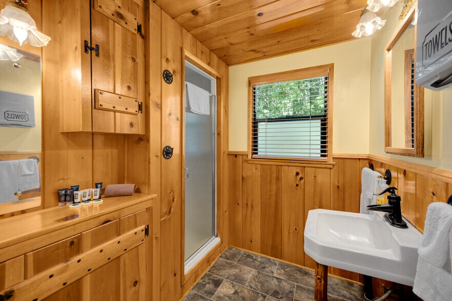 More Photos Of 26345 Delano Dr, Idyllwild-Pine Cove Hotel For Sale