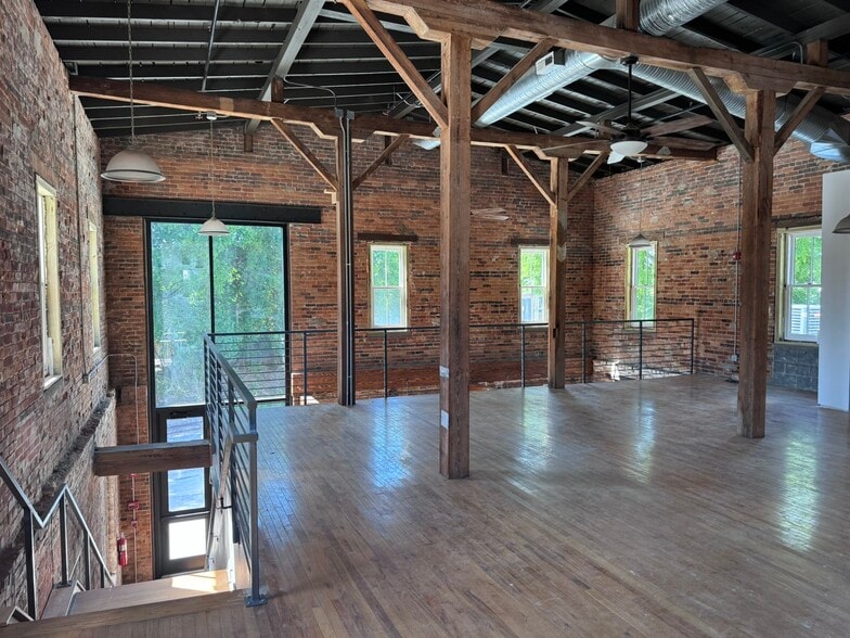 More Photos Of 106 Barnhardt St, Greensboro Freestanding For Lease