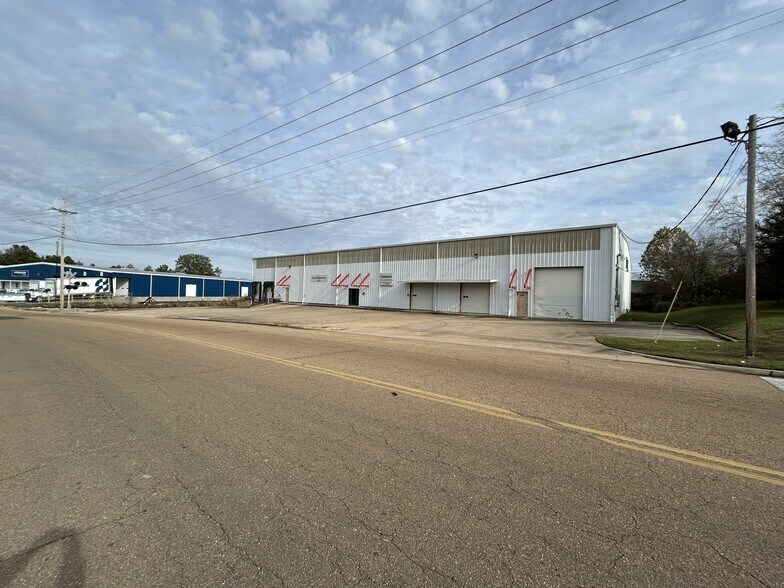 More Photos Of 160 Industrial Dr, Jackson Distribution For Lease