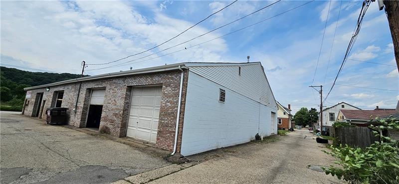 More Photos Of 340 Industrial Blvd, New Kensington Warehouse For Sale