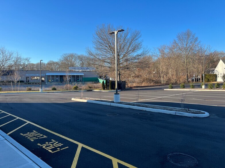 More Photos Of 1352 E Main St, Riverhead Freestanding For Lease