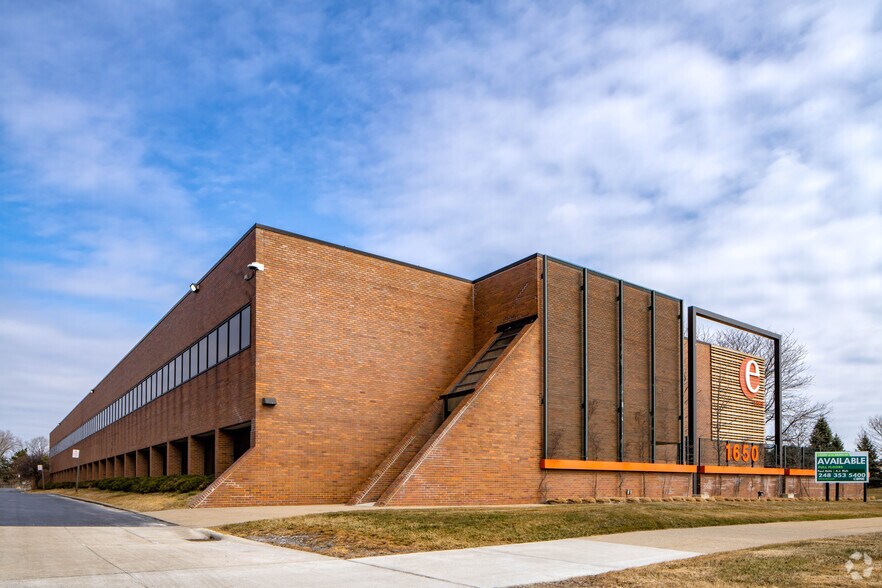 More Photos Of 1650 W Big Beaver Rd, Troy Office For Lease