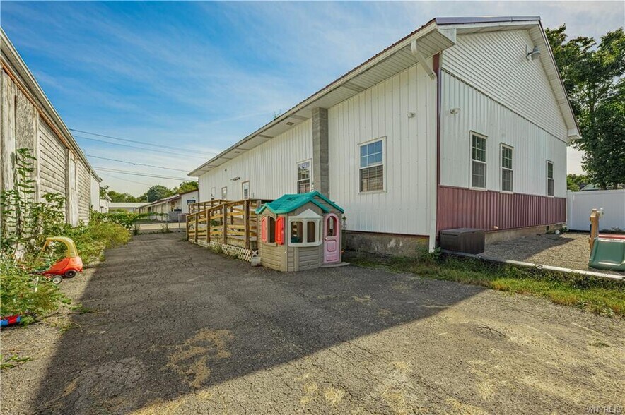 More Photos Of 6115 1st St, Newfane Office For Sale