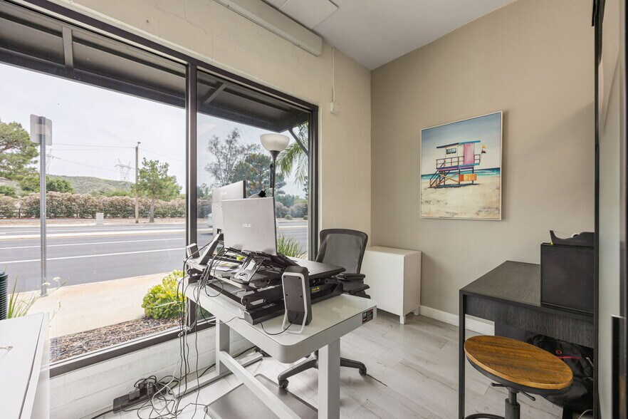 More Photos Of 20605 Soledad Canyon Rd, Canyon Country Office For Sale