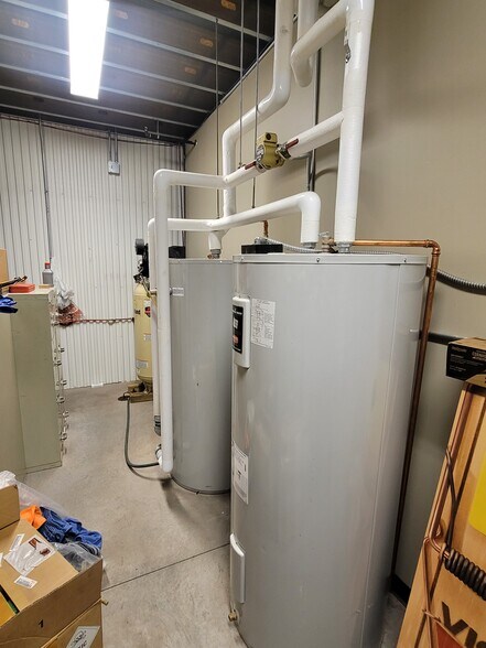More Photos Of 3131 Halvor Ln, Superior Light Distribution For Lease