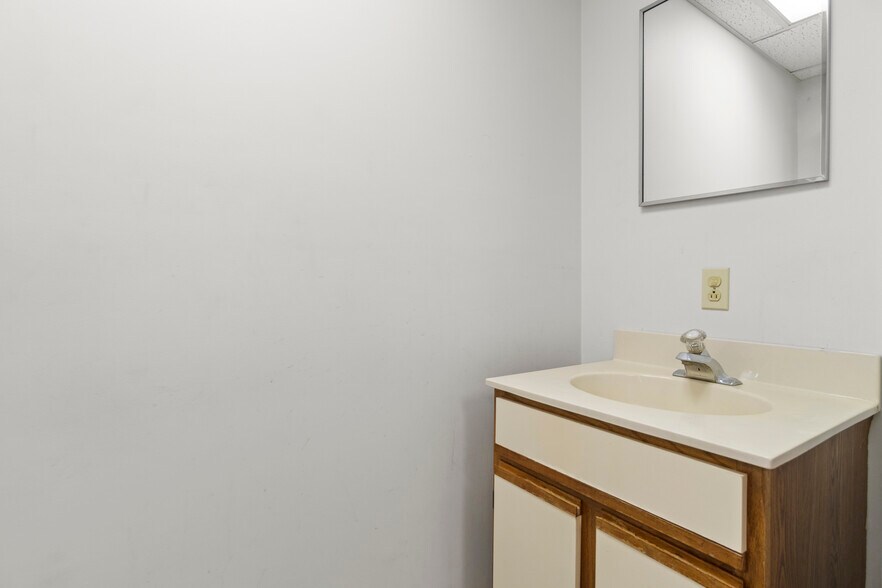 More Photos Of 410 S Main St, Pleasantville Office For Sale