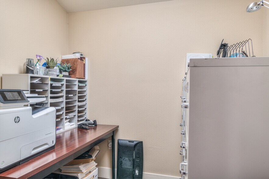 More Photos Of 525 NE Greenwood Ave, Bend Office For Sale