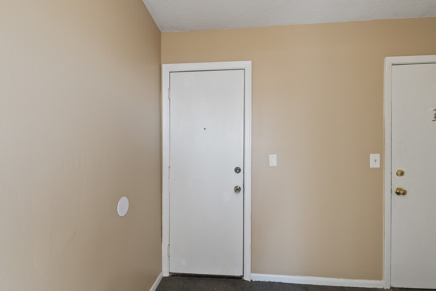 More Photos Of 2319 Vinton St, Omaha Office Residential For Sale