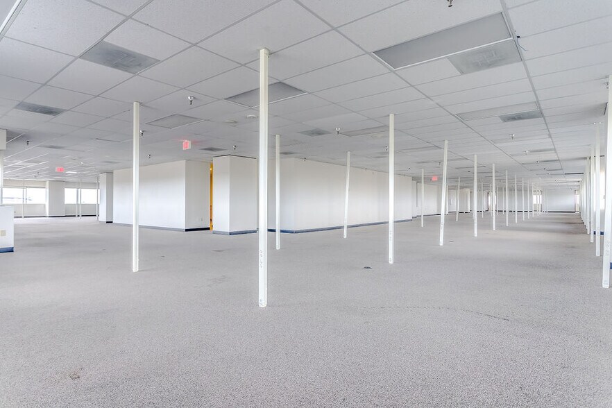 More Photos Of 2350 Valley View Ln, Dallas Loft Creative Space For Lease