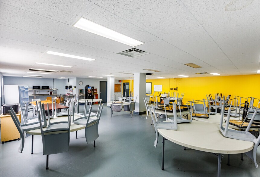 More Photos Of 212 Ch Du Canton S, Yamachiche Industrial For Sale