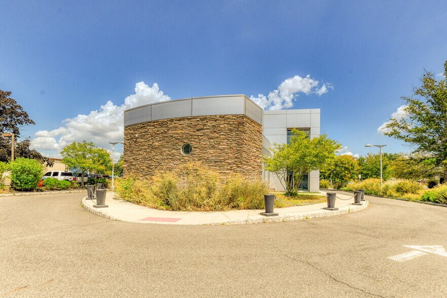 More Photos Of 2265 Highway 33, Hamilton Office For Sale